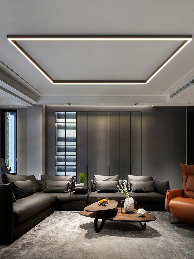 Réglette LED au plafond, sur fond neutre