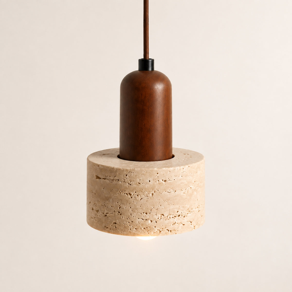 Suspension effet travertin forme galet vue de trois quarts, monture bois foncé