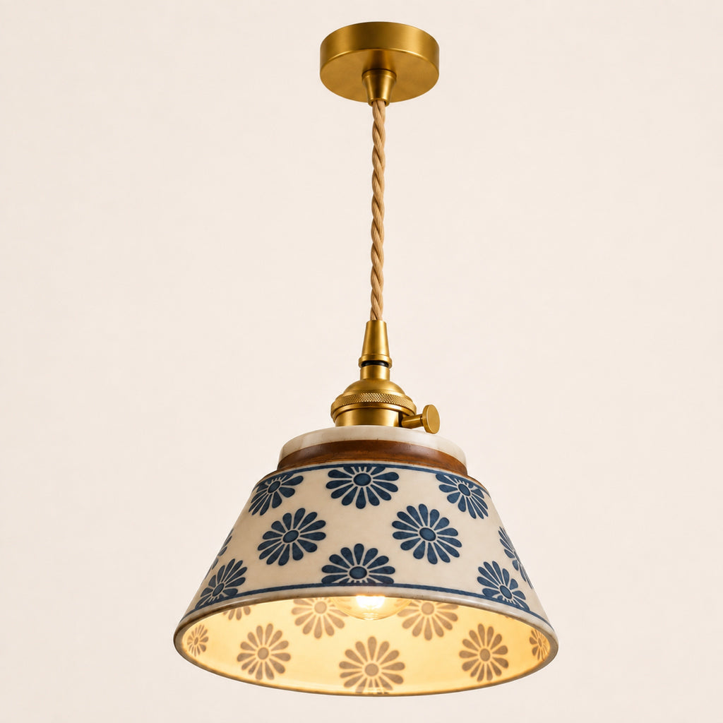 Suspension céramique à motif floral bleu vue de trois quarts, cordon torsadé