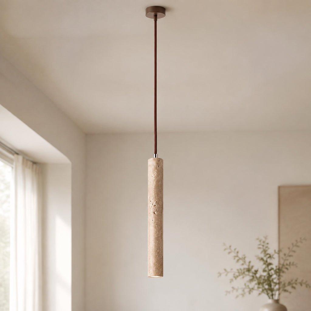 Suspension effet travertin à un tube, Ø 4 × 28 cm, suspendue à un câble brun dans un intérieur clair