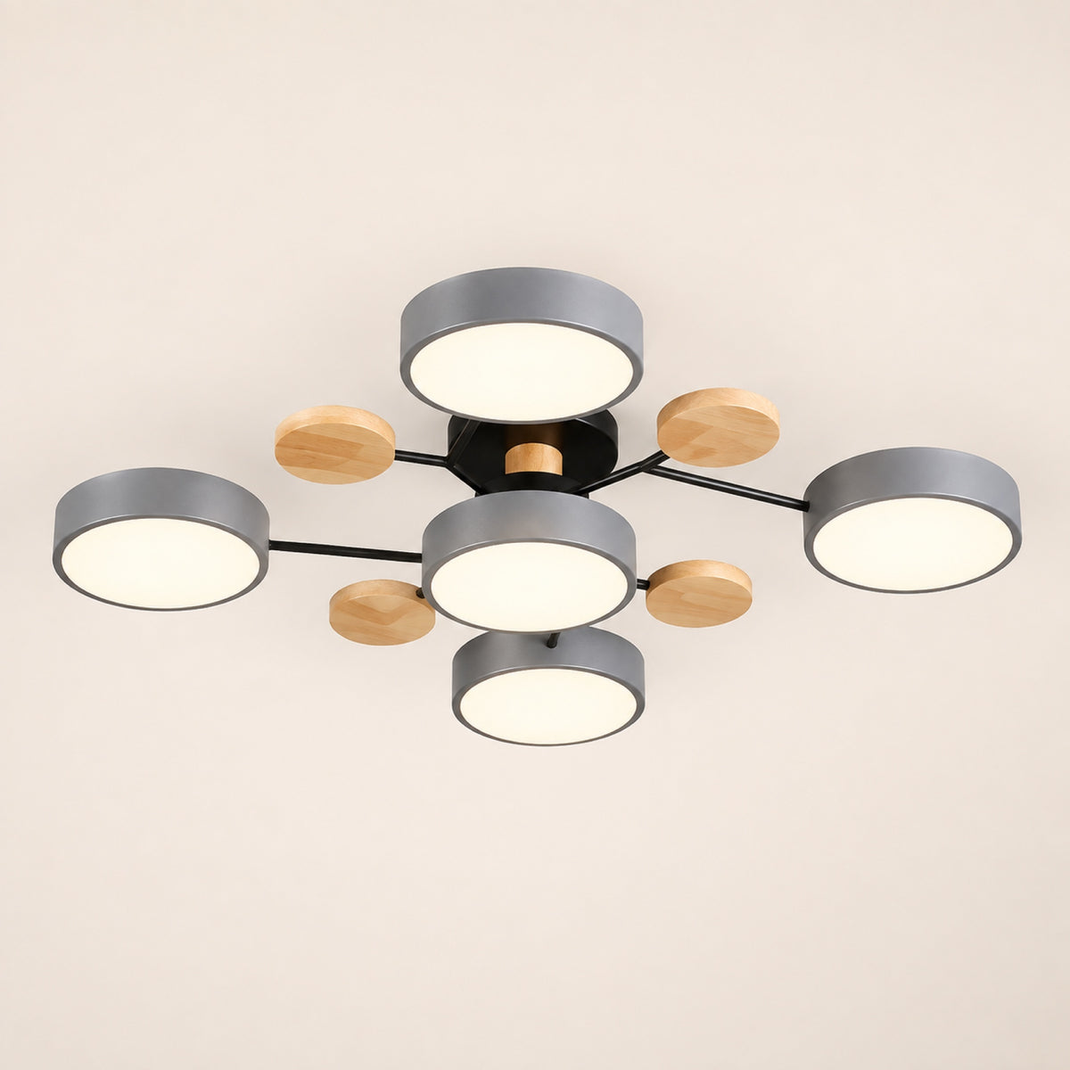 Plafonnier LED gris à 5 palets vu de trois quarts, bras noirs et palets de bois clair