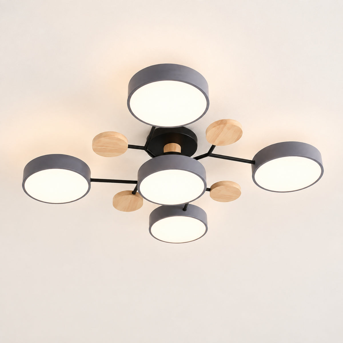 Plafonnier LED gris à 5 palets fixé au plafond, vue d'ensemble