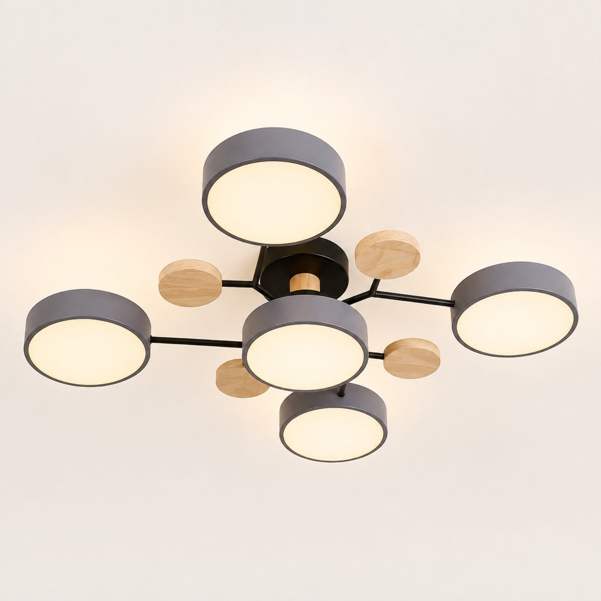 Plafonnier LED gris allumé, lumière diffusée par les cinq palets