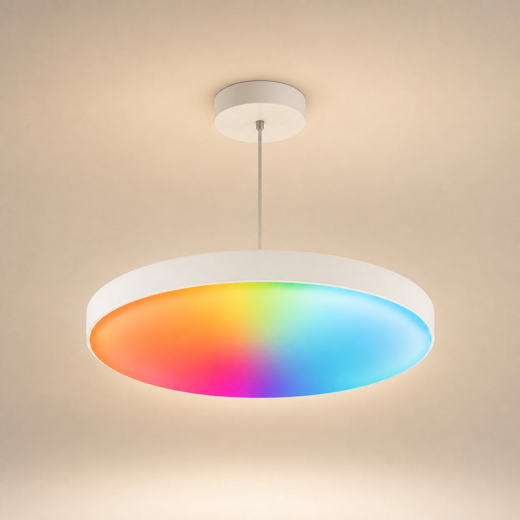 Plafonnier LED connecté, sur fond neutre