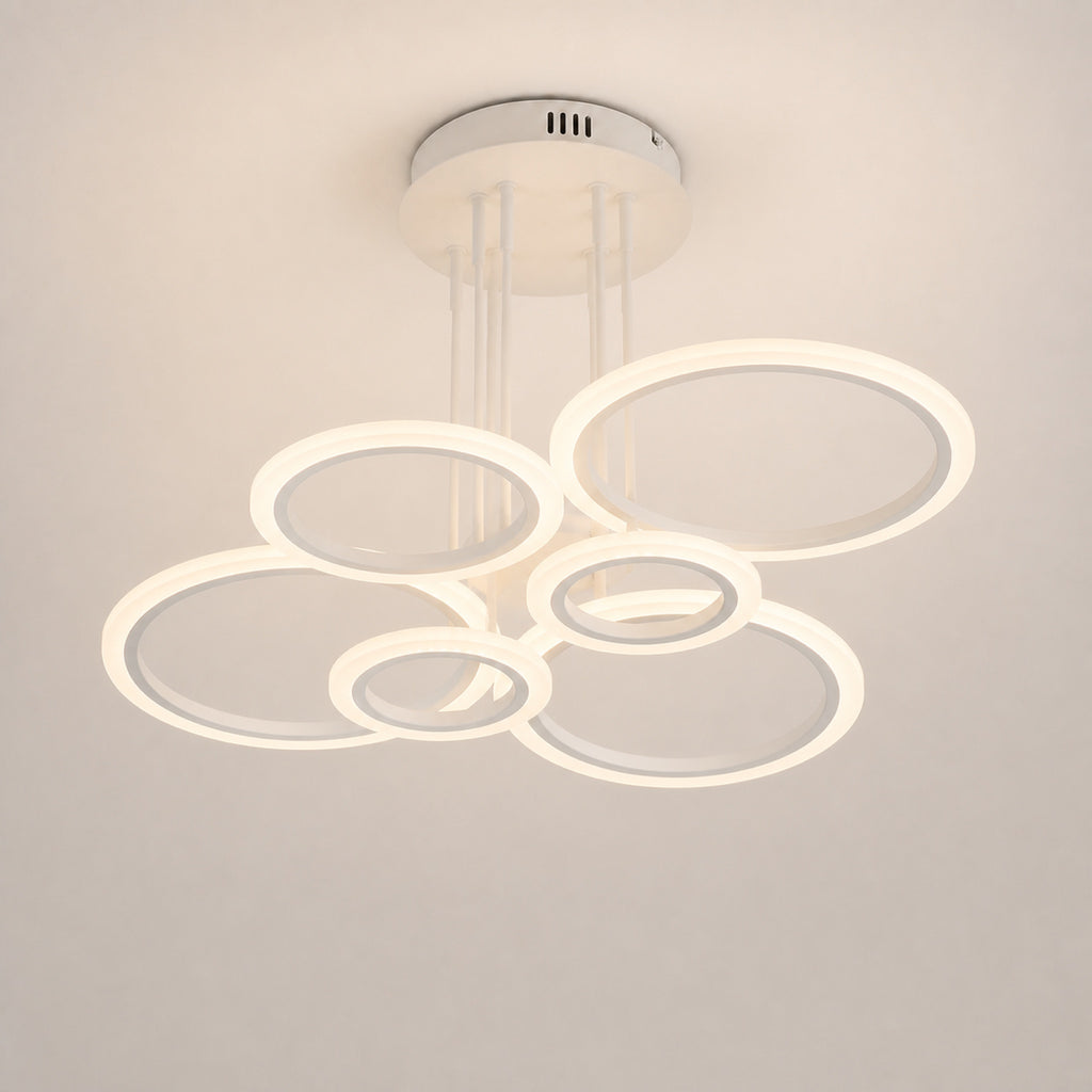 Plafonnier anneaux LED blancs, sur fond neutre
