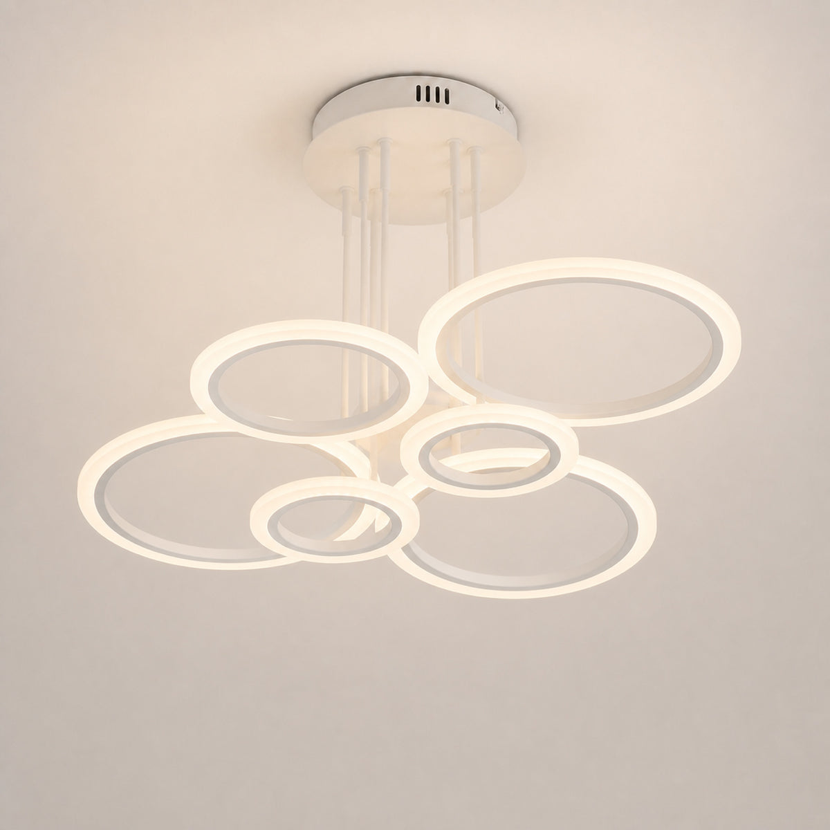 Plafonnier anneaux LED blancs, sur fond neutre