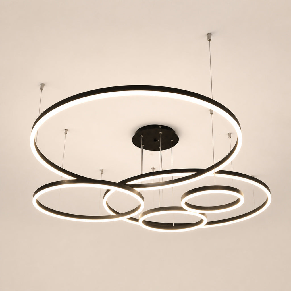 Lustre 6 anneaux LED superposés, sur fond neutre