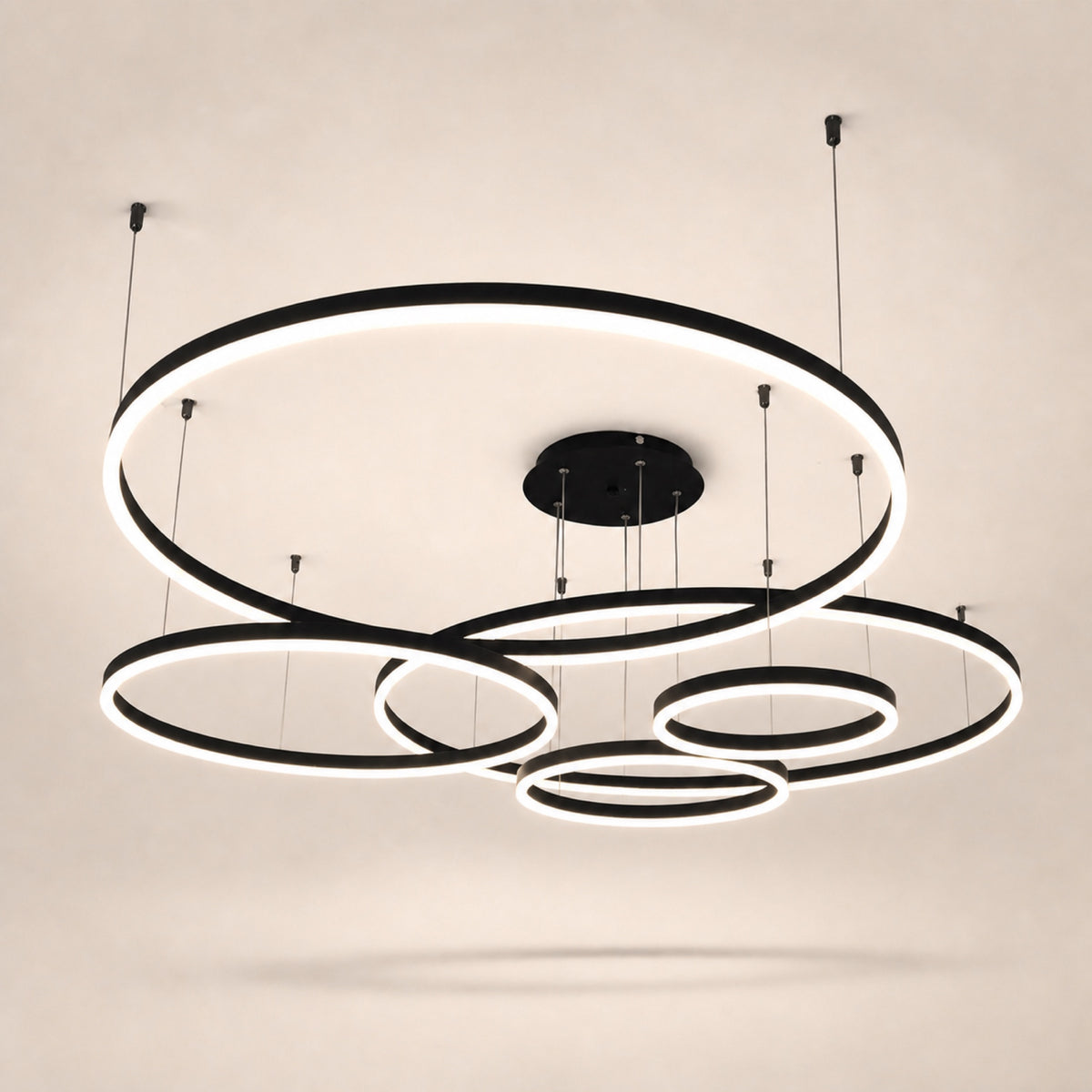Lustre 6 anneaux LED superposés, noir