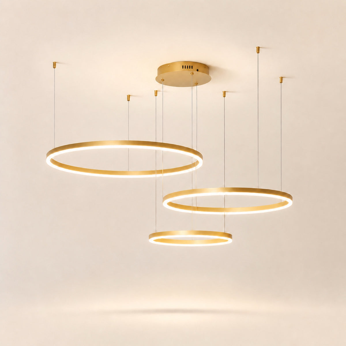 Lustre anneaux LED en cascade, doré