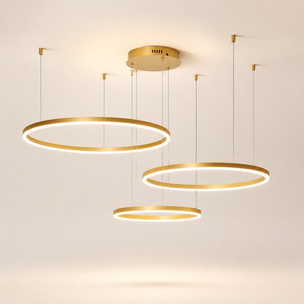 Lustre anneaux LED en cascade, sur fond neutre