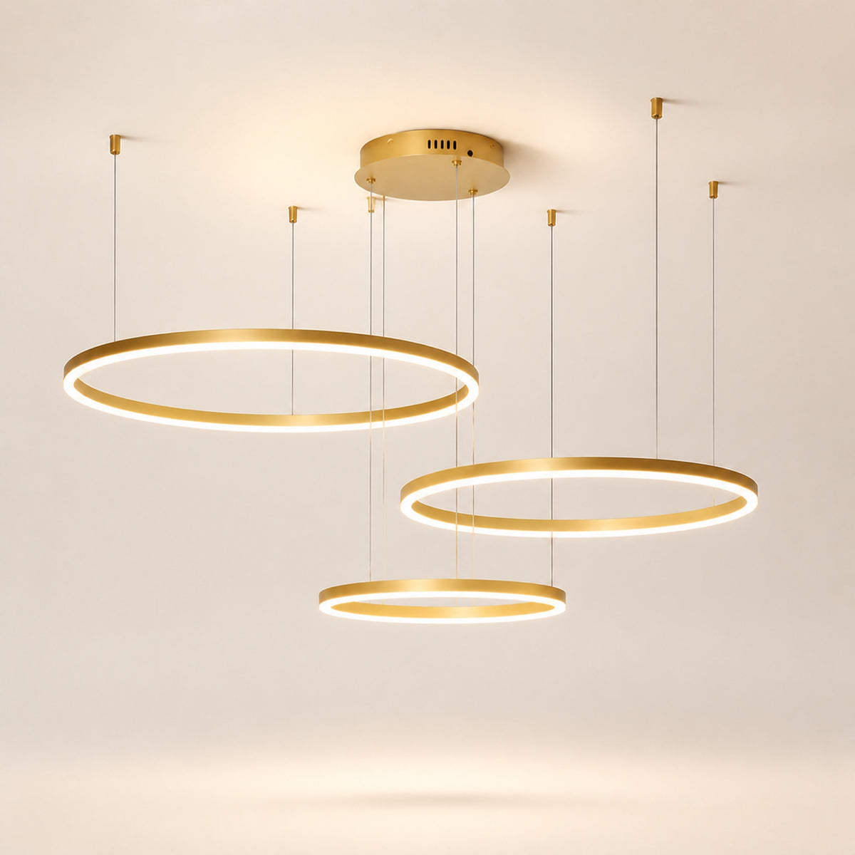 Lustre anneaux LED en cascade, sur fond neutre