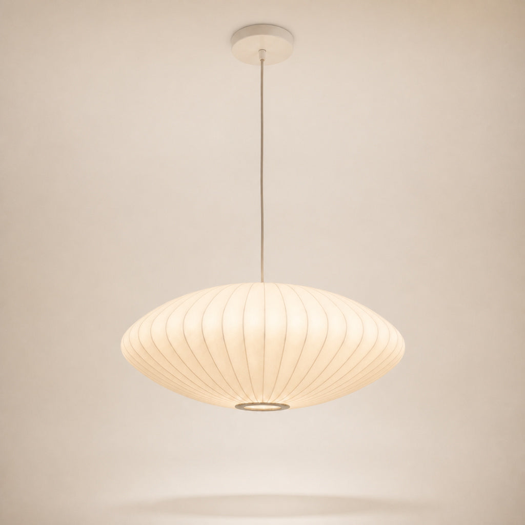 Suspension soucoupe en soie tendue, sur fond neutre