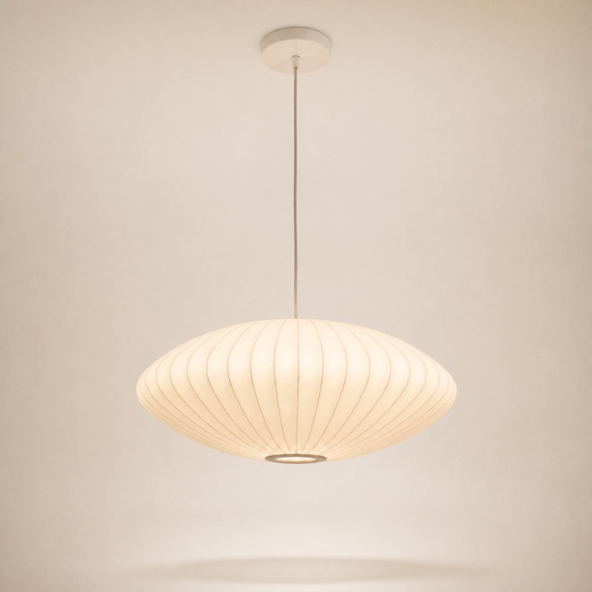 Suspension soucoupe en soie tendue, sur fond neutre