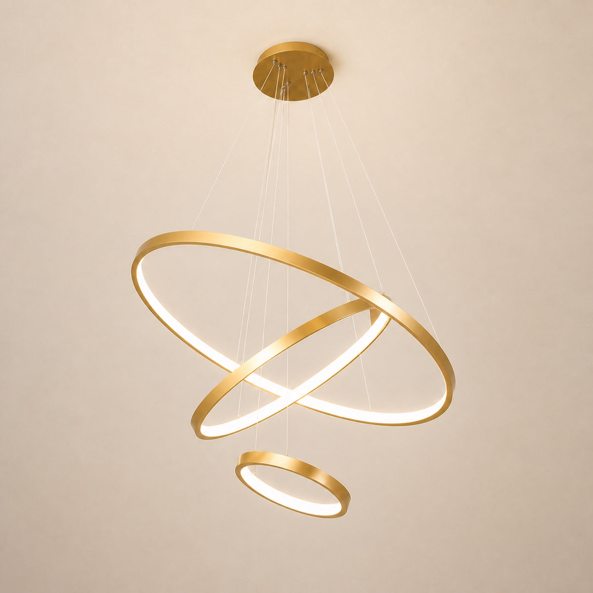 Lustre anneaux LED concentriques, sur fond neutre