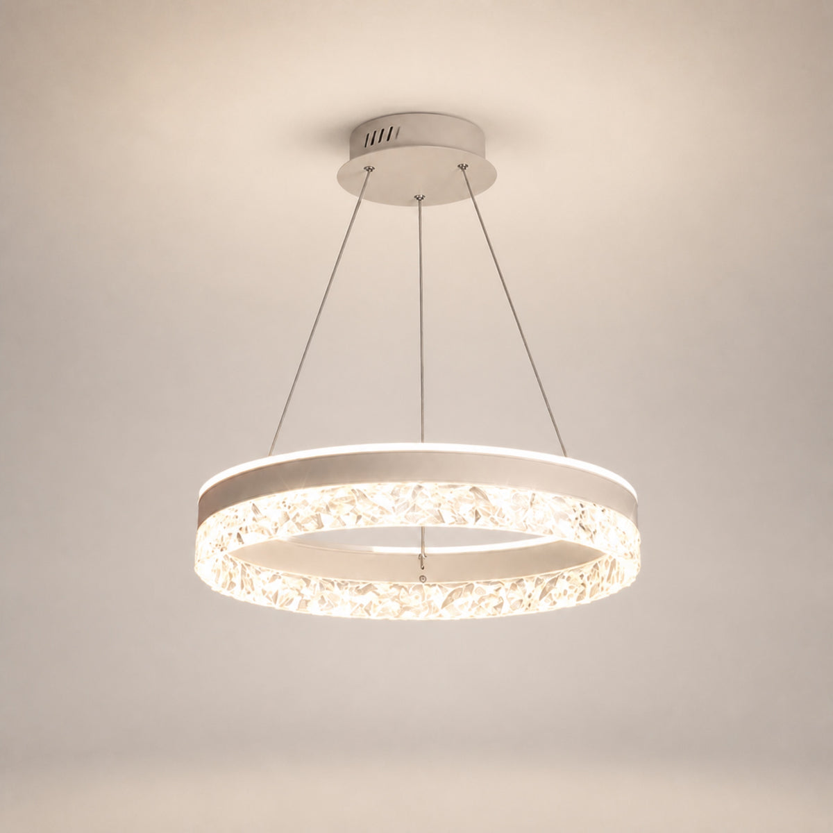 Lustre anneau LED à couronne effet cristal, sur fond neutre