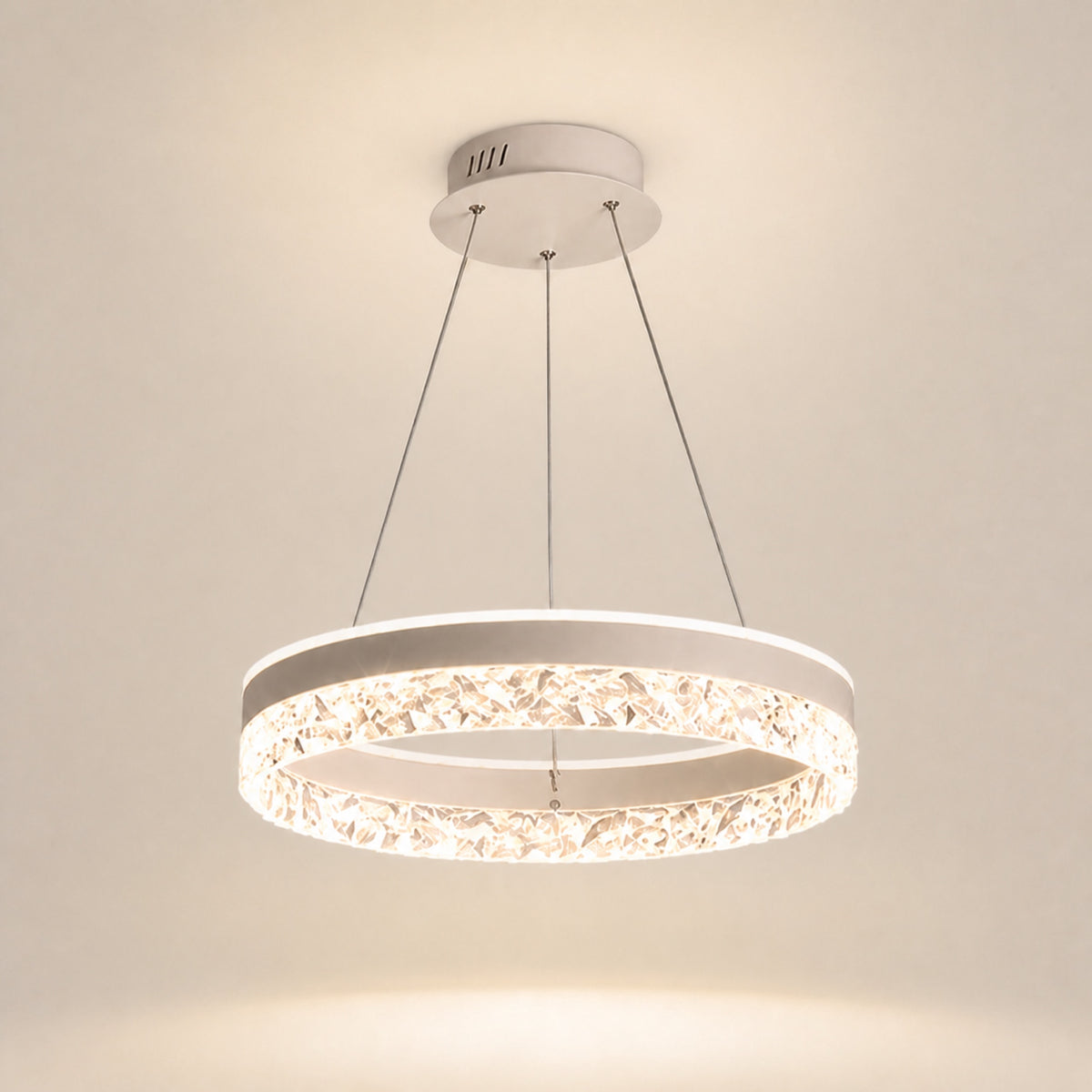 Suspension anneau LED à verre facetté, sur fond neutre