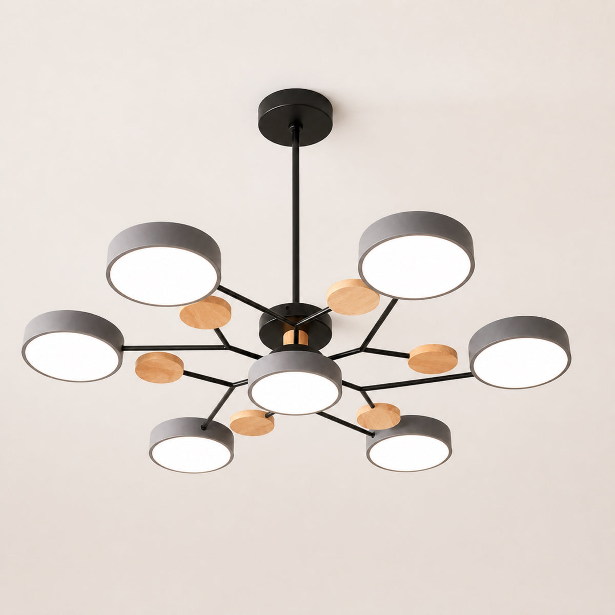 Plafonnier palets LED et bois, sur fond neutre