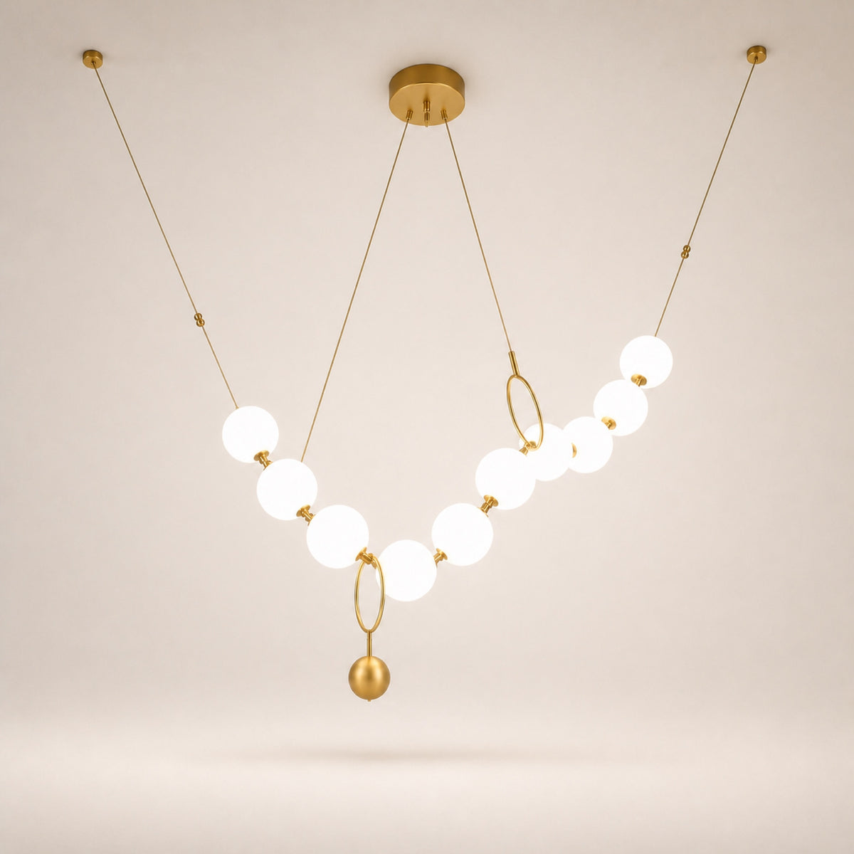 Suspension guirlande de globes opalins, sur fond neutre