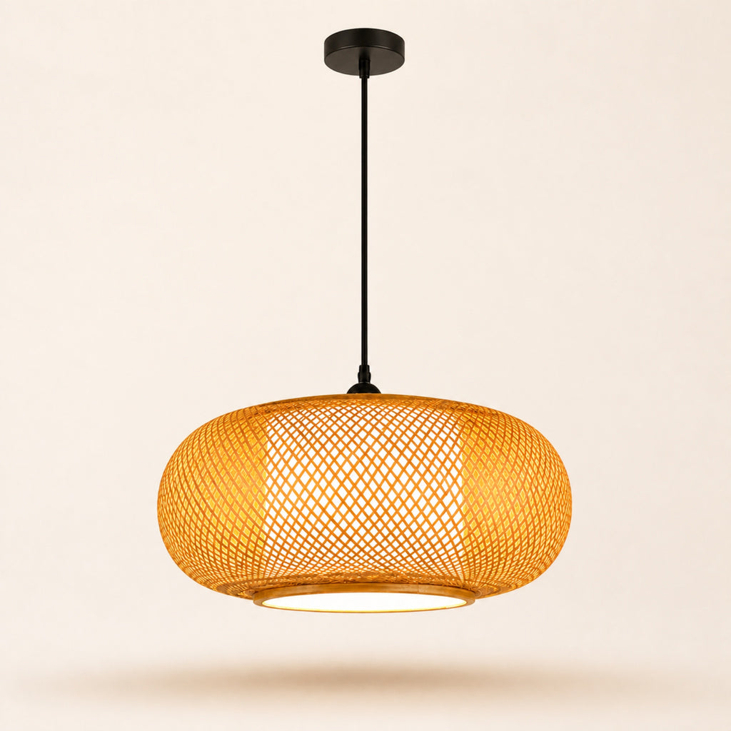 Suspension bambou tissée, sur fond neutre