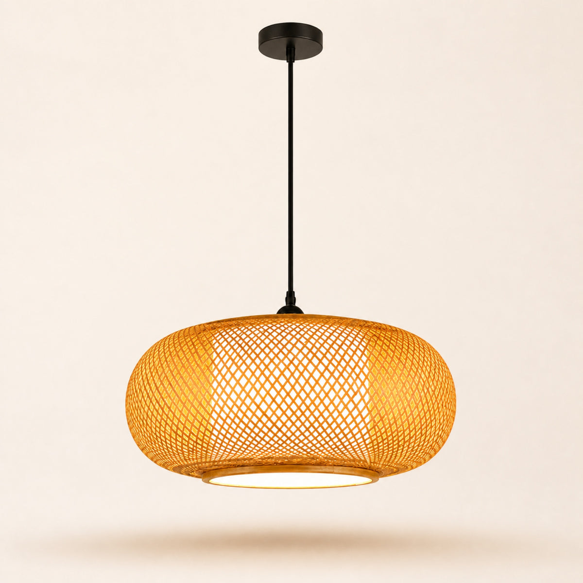 Suspension bambou tissée, sur fond neutre