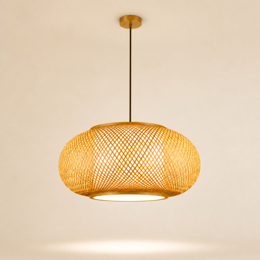 Suspension bambou tissée, sur fond neutre