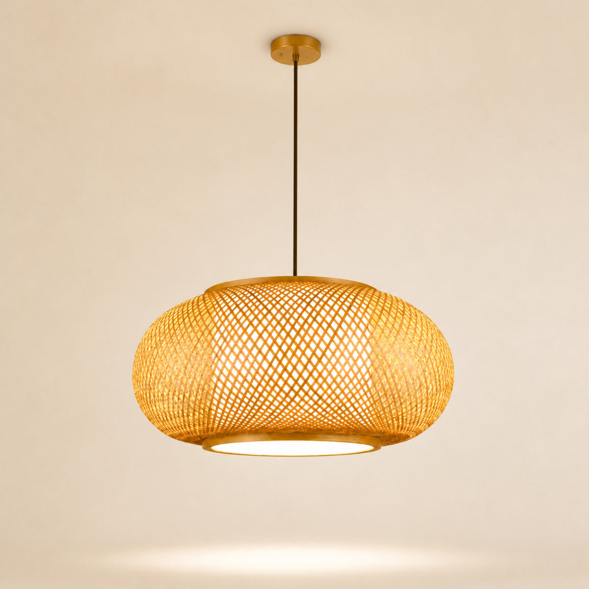 Suspension bambou tissée, sur fond neutre