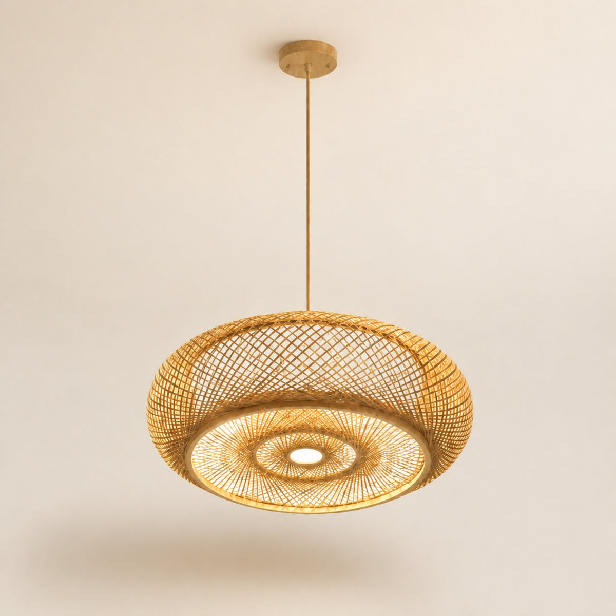 Suspension bambou tissée, sur fond neutre