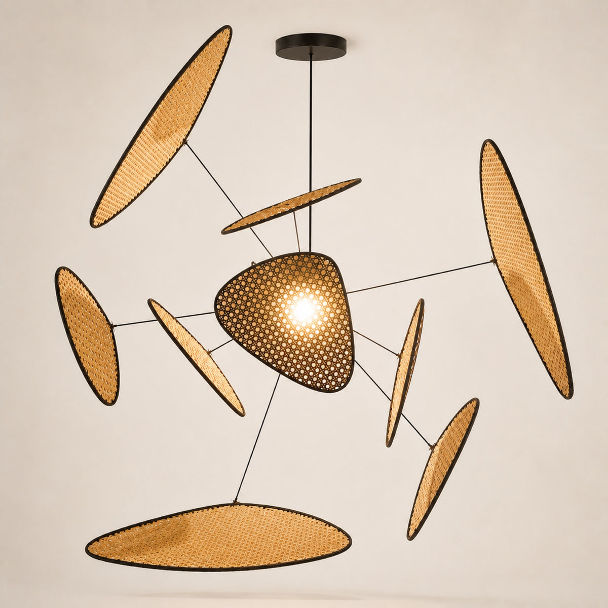 Suspension bambou tissée, sur fond neutre