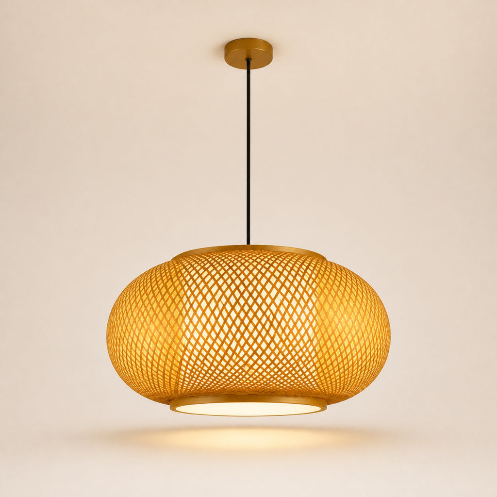 Suspension bambou tissée, sur fond neutre