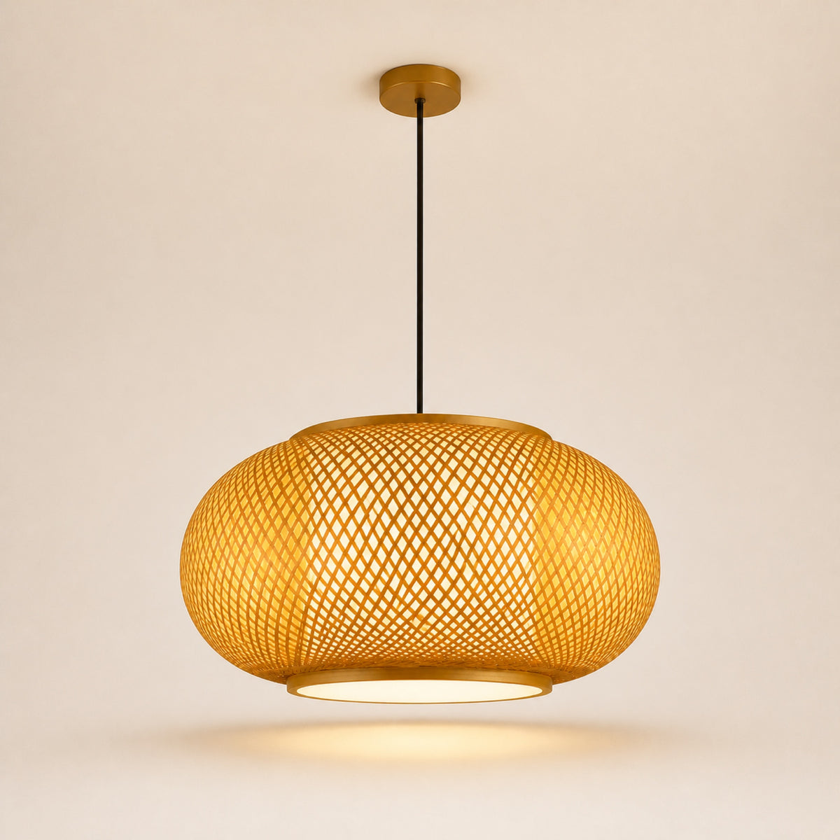 Suspension bambou tissée, sur fond neutre
