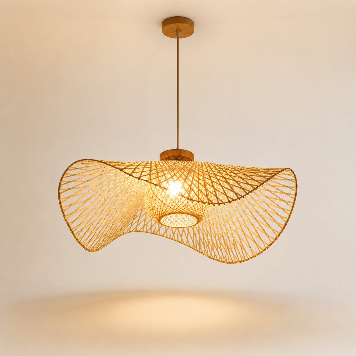 Suspension bambou tissée, sur fond neutre