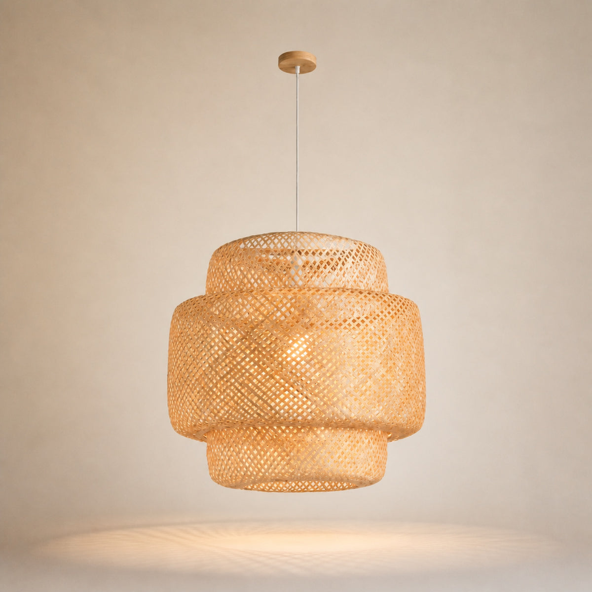 Suspension bambou tissée, sur fond neutre