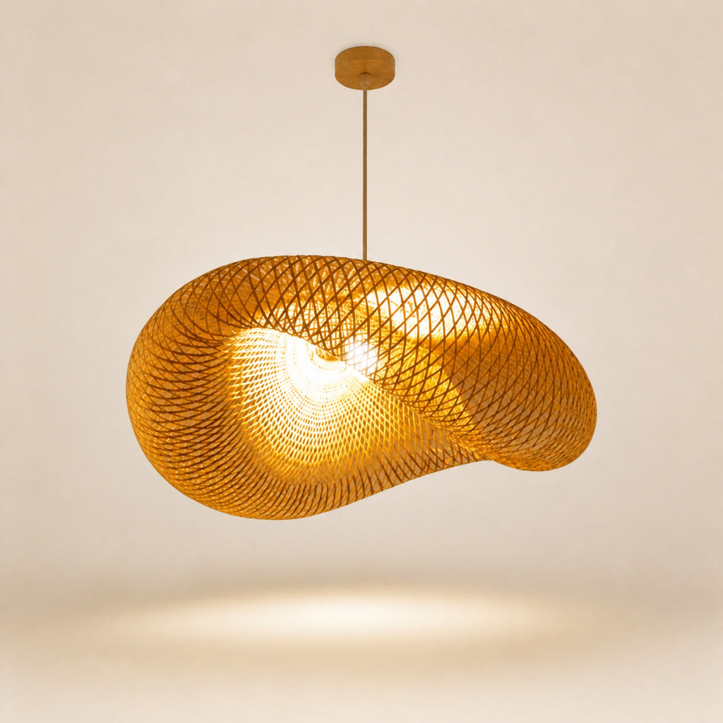 Suspension bambou tressé, sur fond neutre
