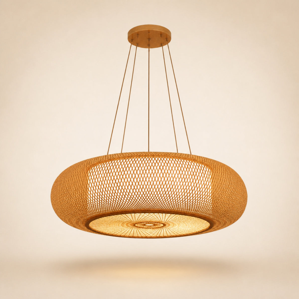 Suspension bambou tissée, sur fond neutre