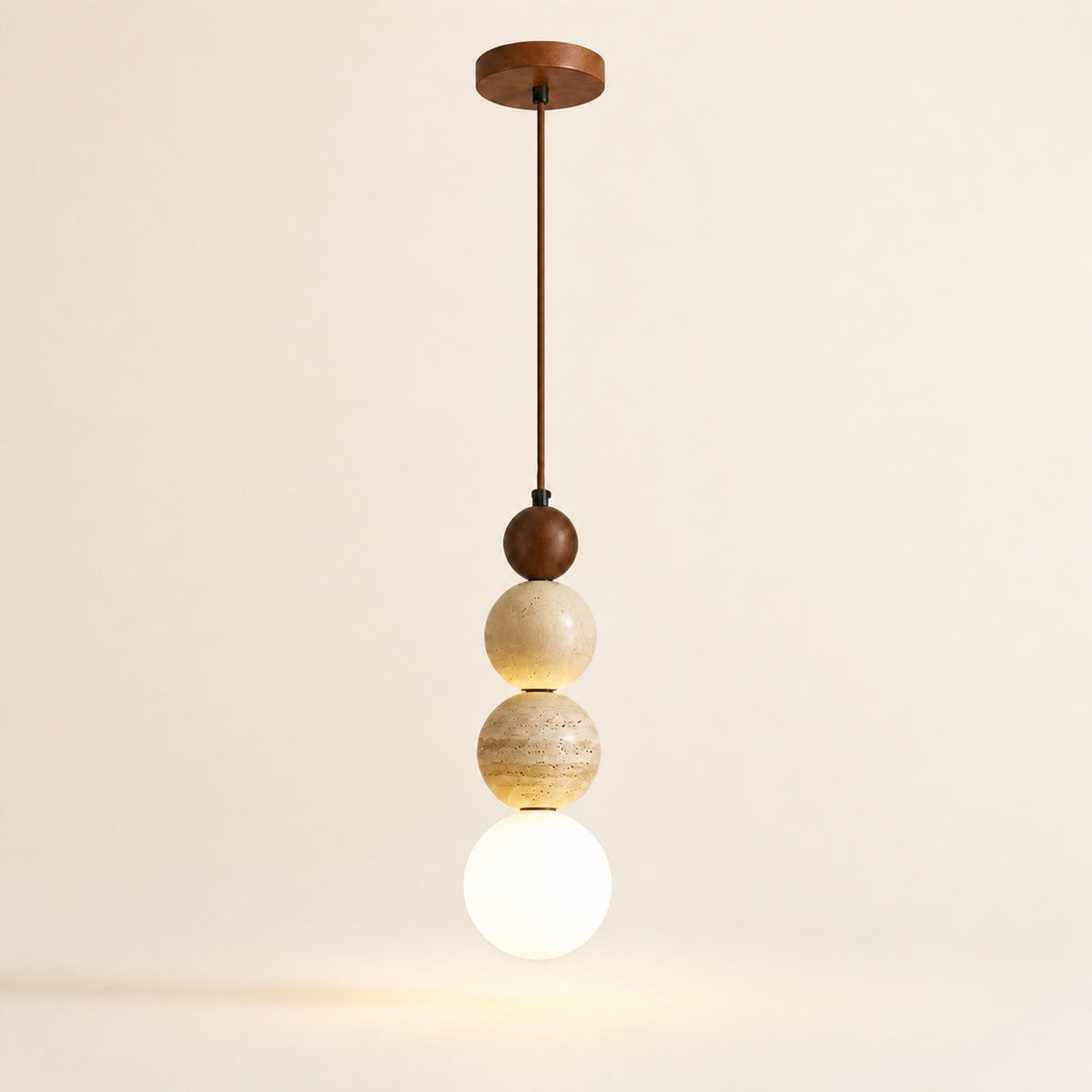 Suspension perles de pierre et bois, sur fond neutre