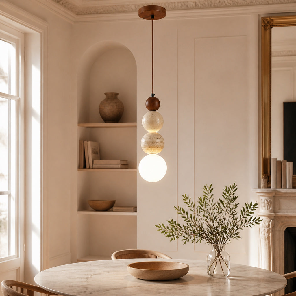 Suspension perles de pierre et bois, en situation dans un intérieur