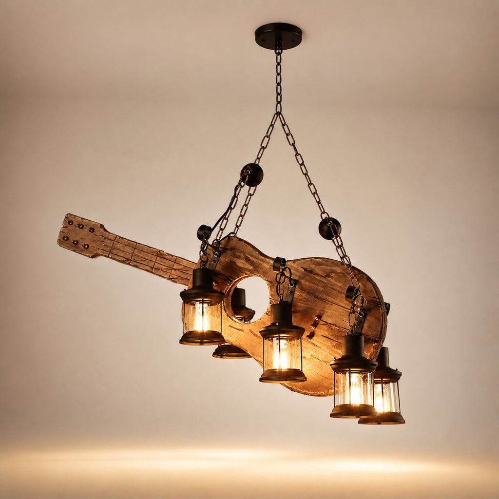 Suspension bois en forme de guitare, sur fond neutre