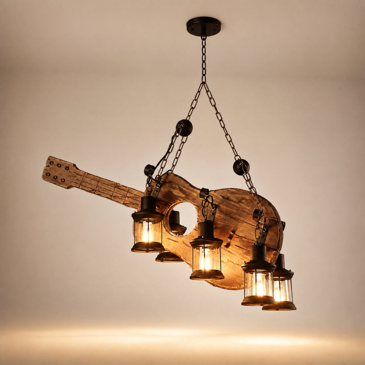 Suspension bois en forme de guitare, sur fond neutre