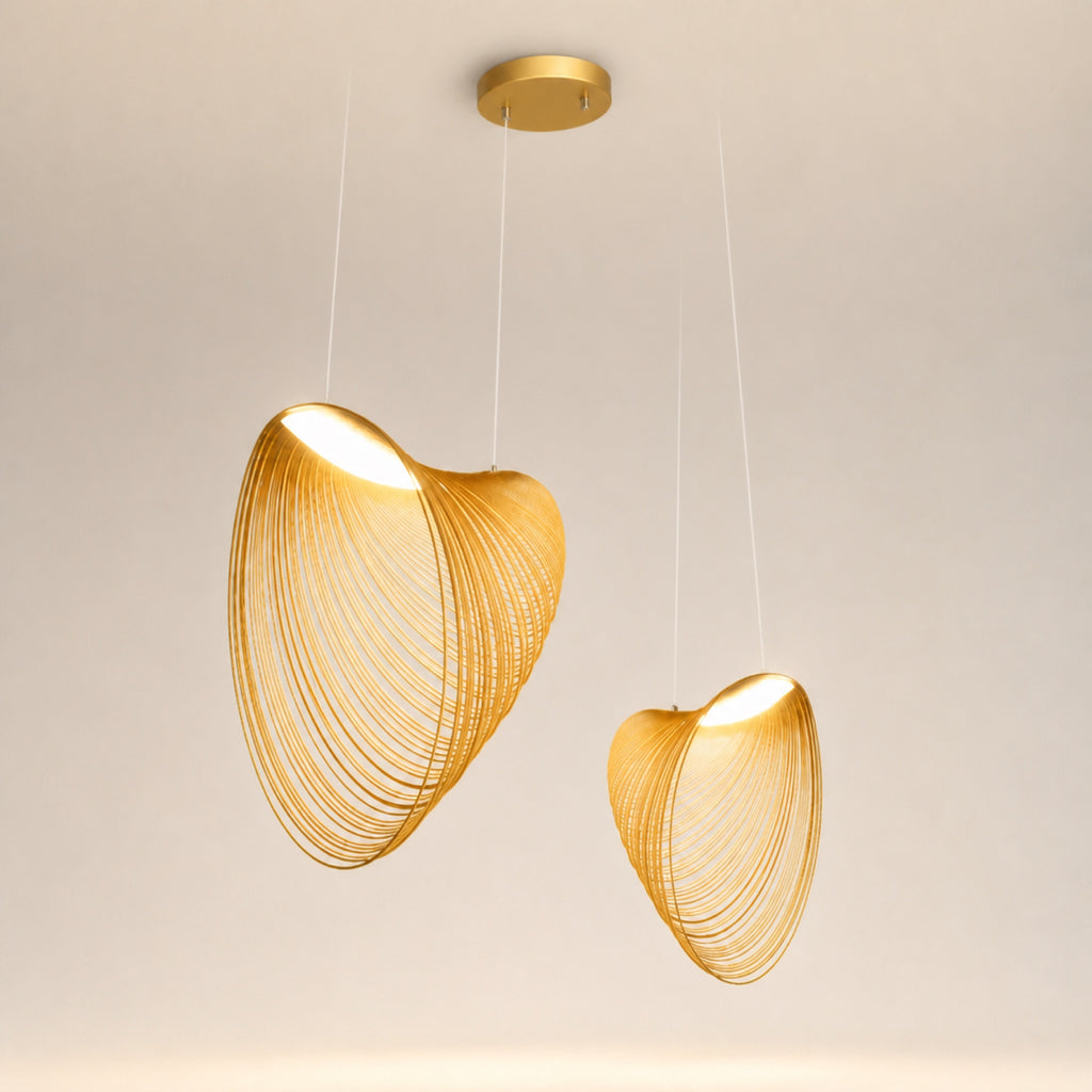 Suspension double coquille en bois tressé, sur fond neutre