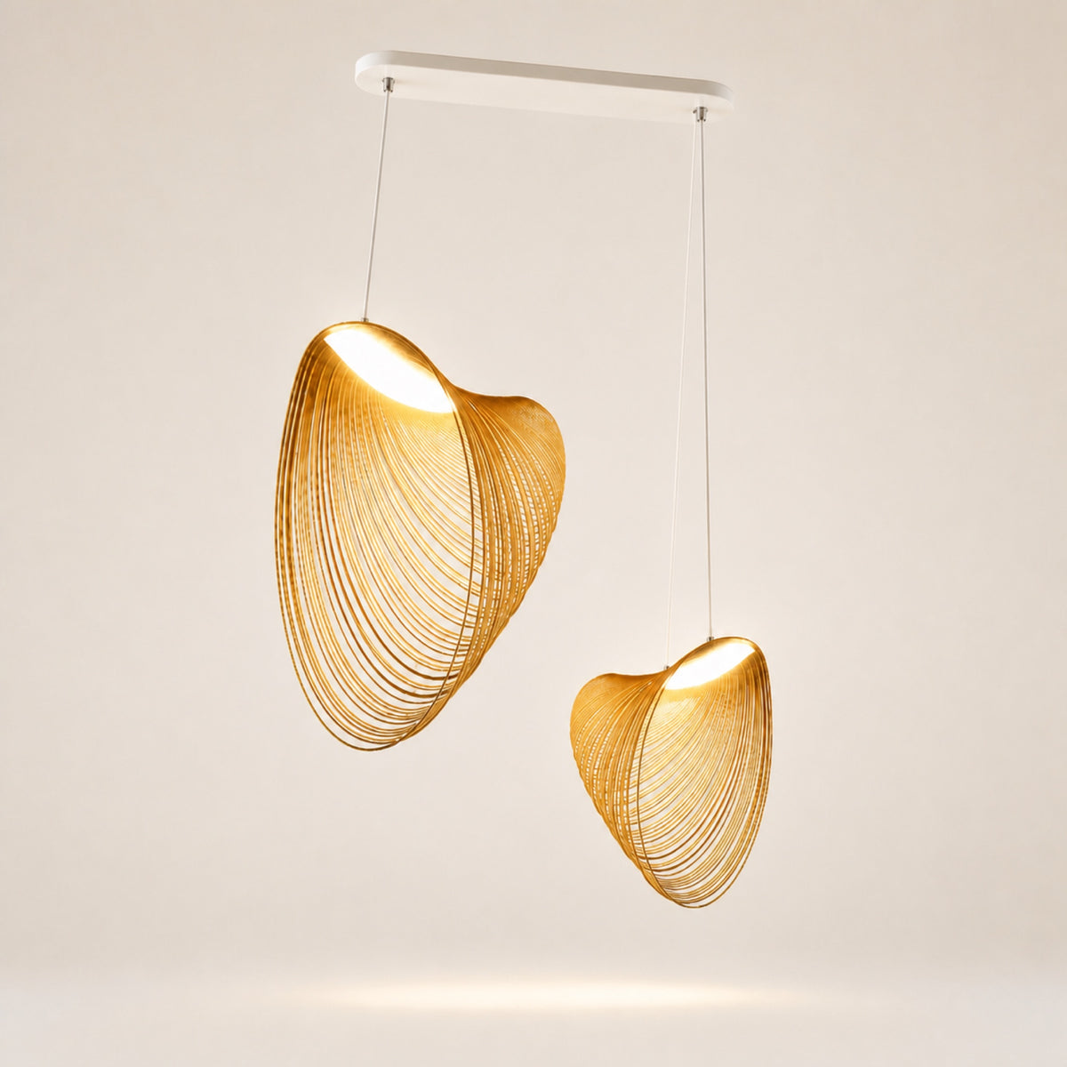 Suspension double coquille en bois tressé, sur fond neutre