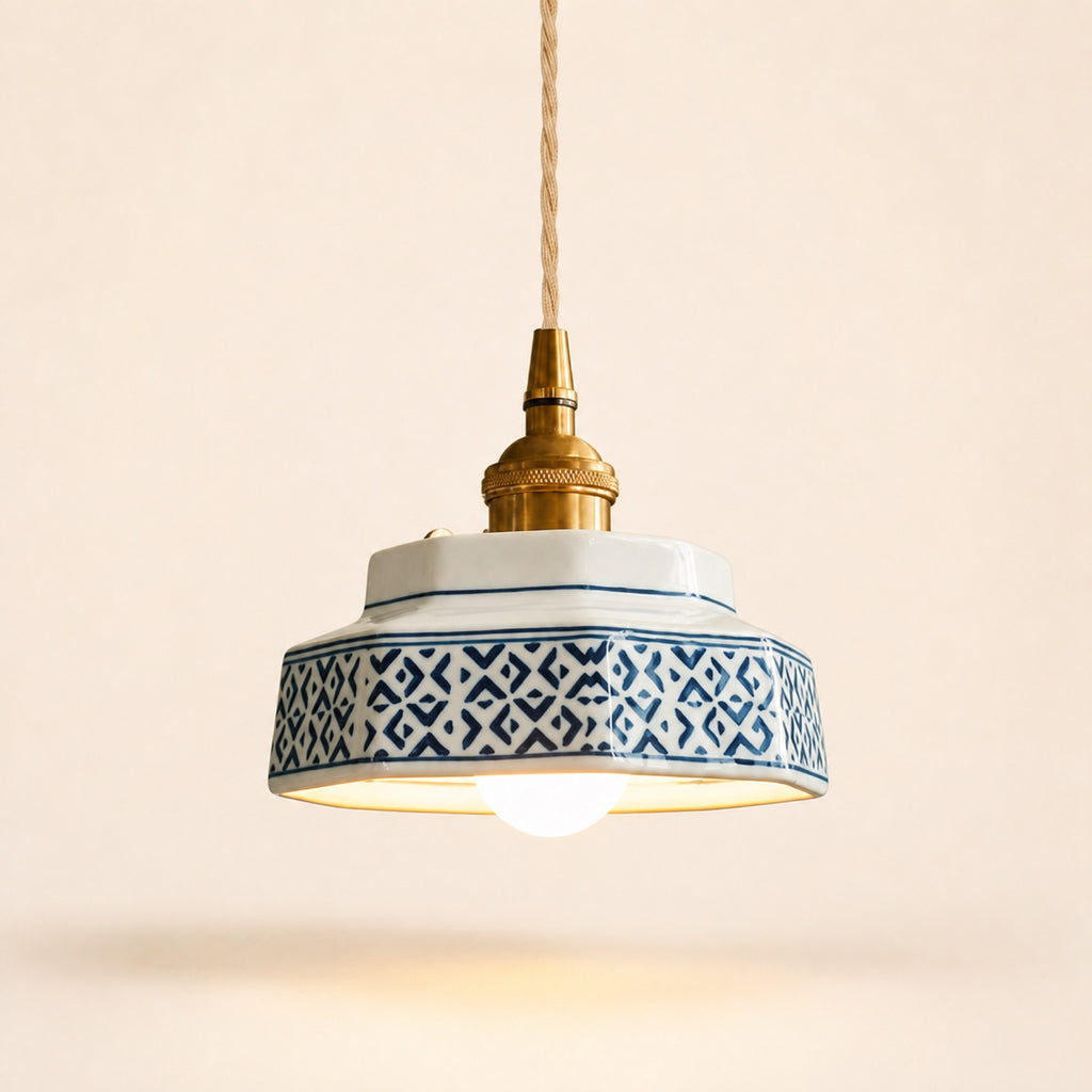 Suspension céramique, modèle A à motif bleu géométrique, monture dorée