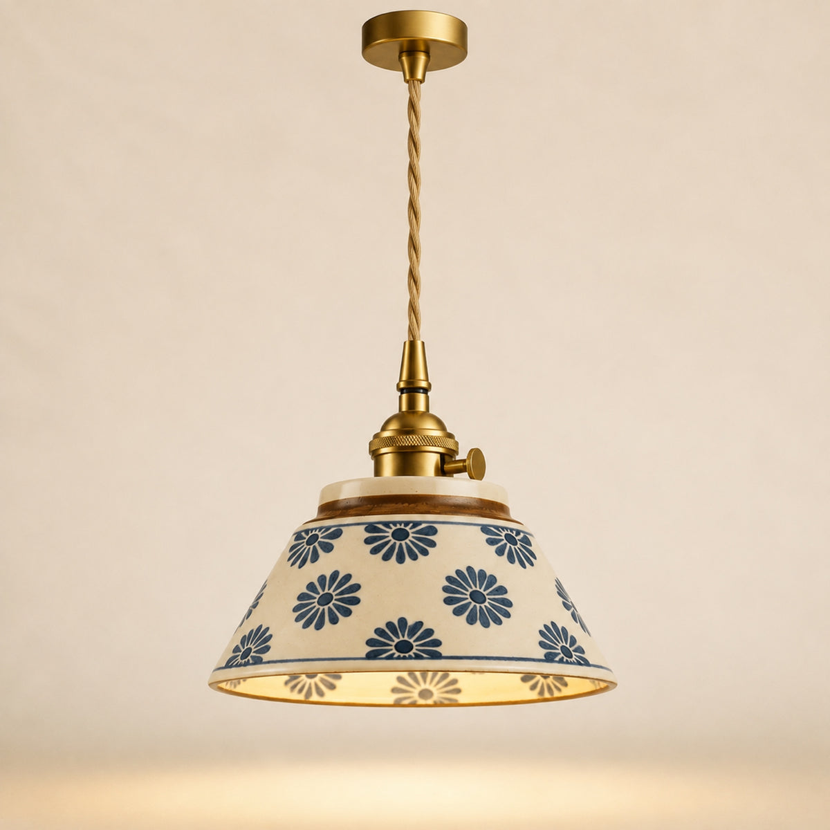 Suspension céramique, modèle A à motif floral bleu, monture dorée