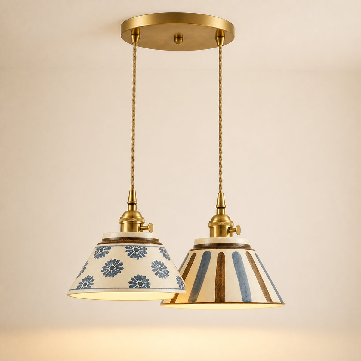 Suspension double en céramique à motifs bleus, sur fond neutre