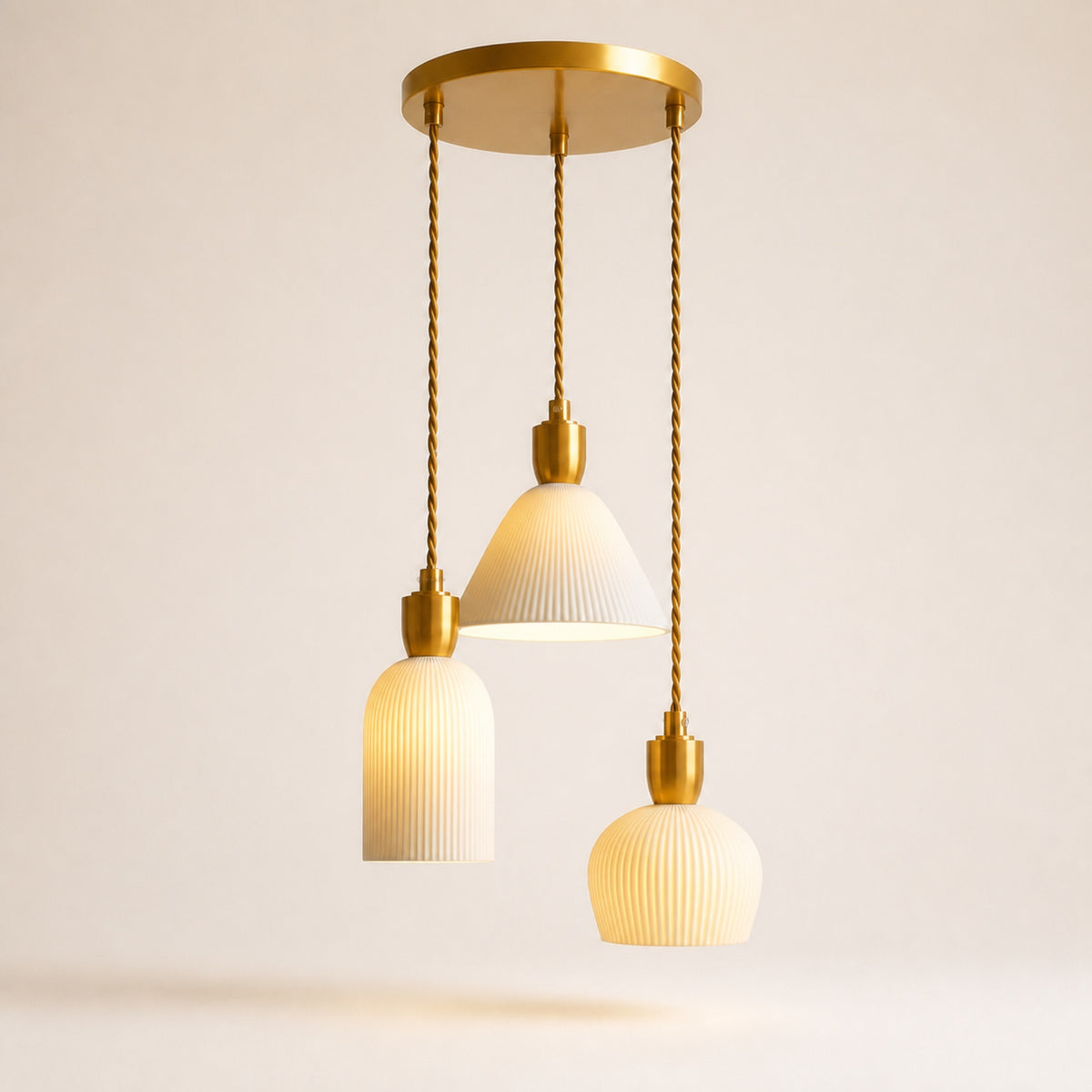 Suspension 3 lumières, sur fond neutre