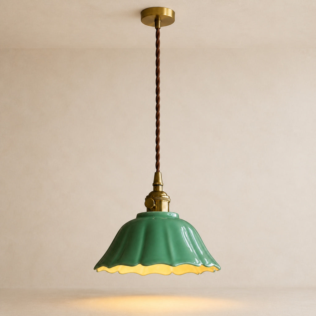 Suspension céramique festonnée, sur fond neutre