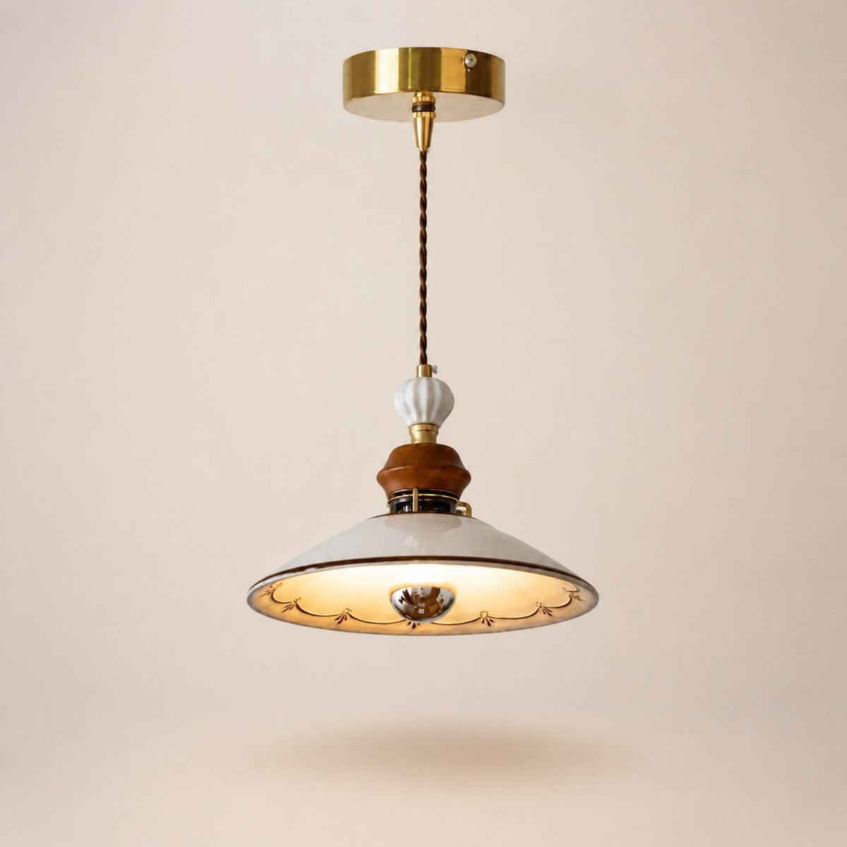 Suspension coupelle en céramique à motifs, sur fond neutre