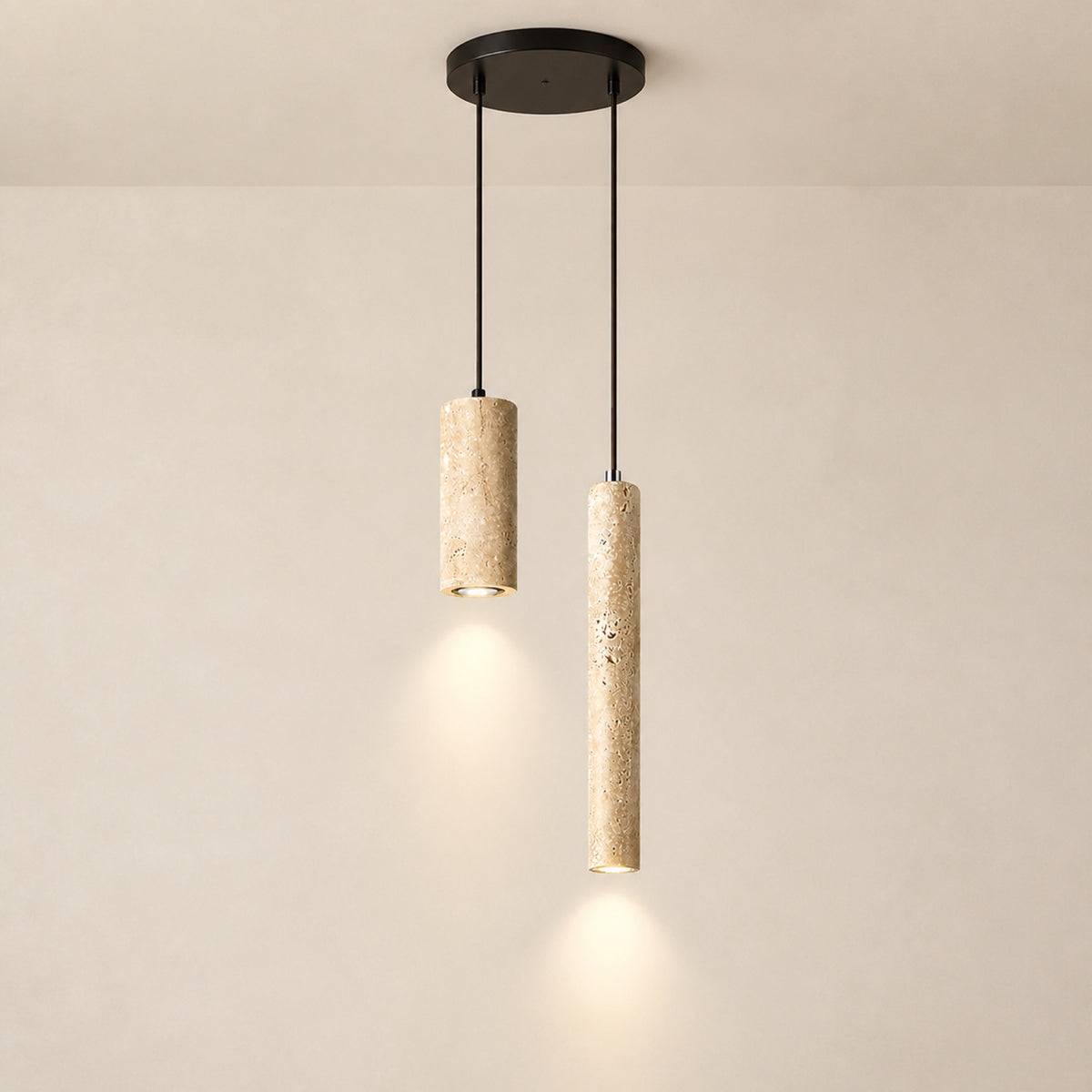 Suspension effet pierre, sur fond neutre