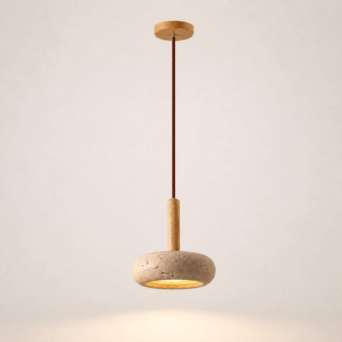 Suspension effet pierre, sur fond neutre