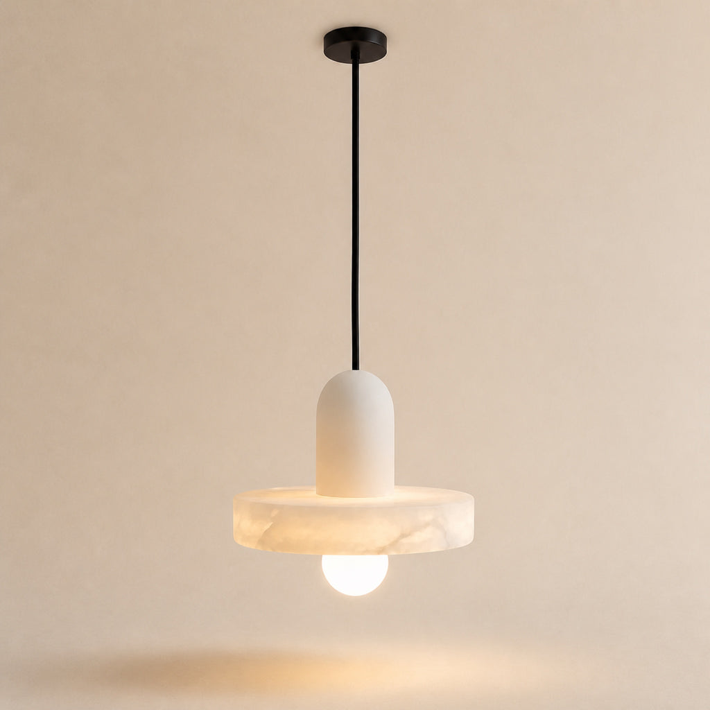Suspension effet pierre, sur fond neutre