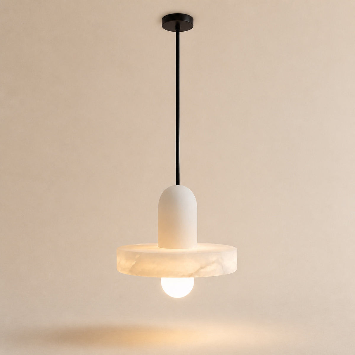 Suspension effet pierre, sur fond neutre